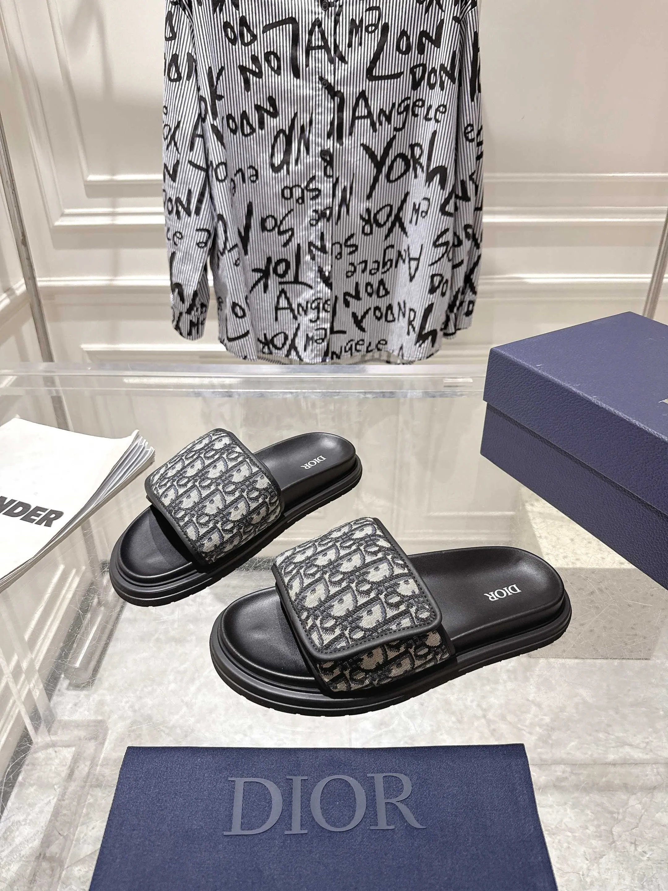 👟👟Ex-factory price 420👟👟 #Men's top version 𝐃𝐈𝐎𝐑# Dior's new men's summer slippers 🔥Purchase the original development Alias ​​sandals are new products in 2024. They are a leisurely and exquisite work. The upper is made of imported denim ➕ calfskin 🔥 Original molded rubber outsole provides the best comfort 🔥 ✔️Size: #38-46